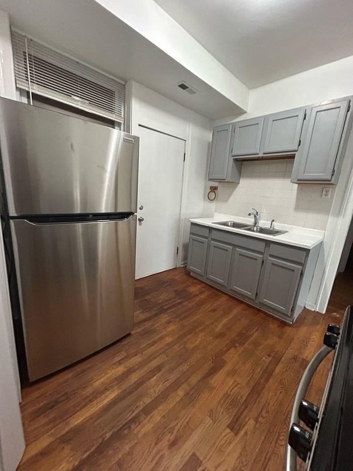 4550 North Western Avenue #3 - Photo 2 of 10