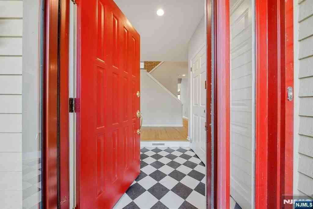 12 Sandburg Ct - Photo 3 of 33