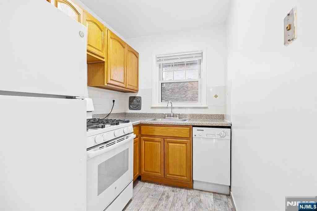 138 Clinton Pl Apt 1b - Photo 6 of 12
