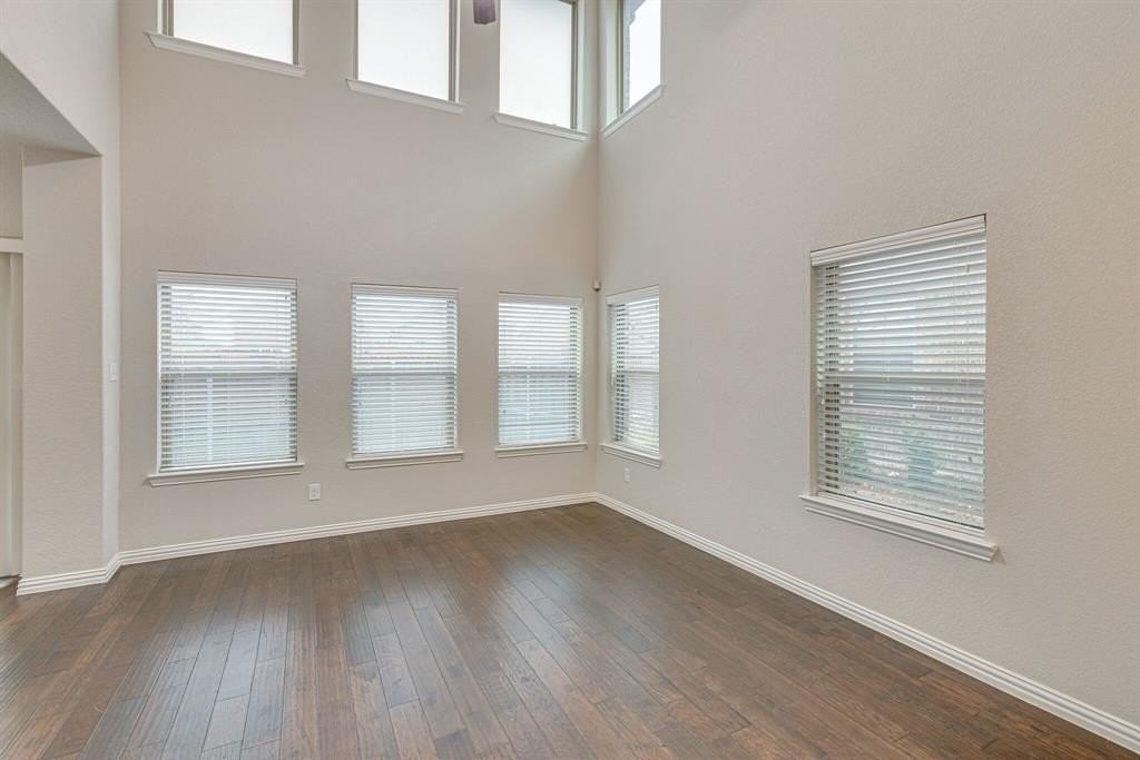 4772 Bridgewater St - Photo 7 of 37