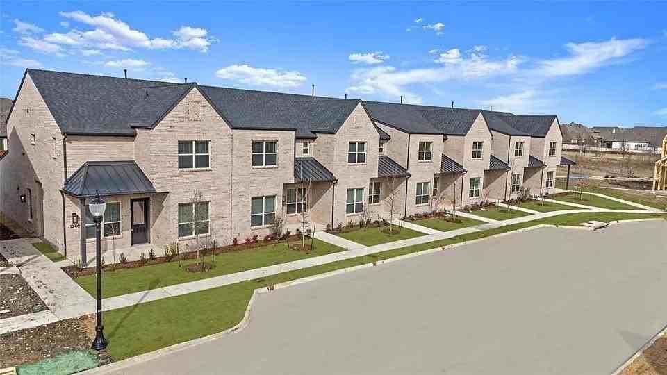 1313 Eureka Springs St - Photo 7 of 40