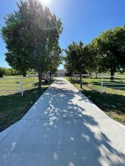 2107 Countryside Dr - Photo 2 of 40