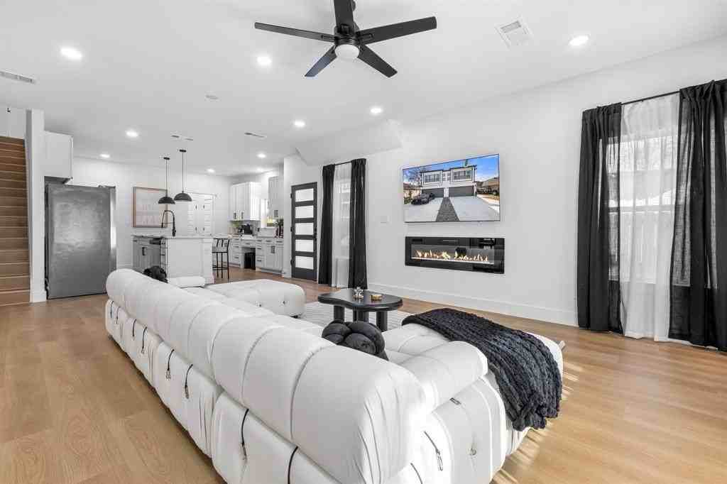 1511 S Barry Ave - Photo 3 of 14