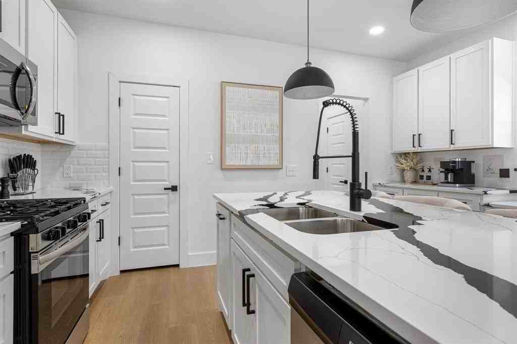 1511 S Barry Ave - Photo 5 of 14