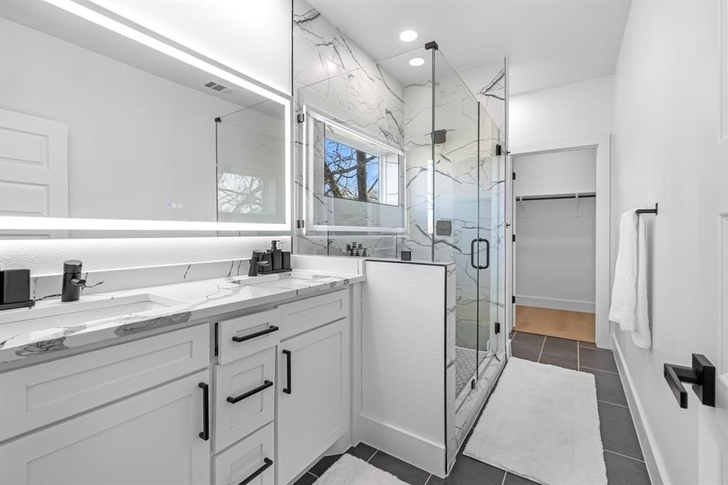 1511 S Barry Ave - Photo 7 of 14