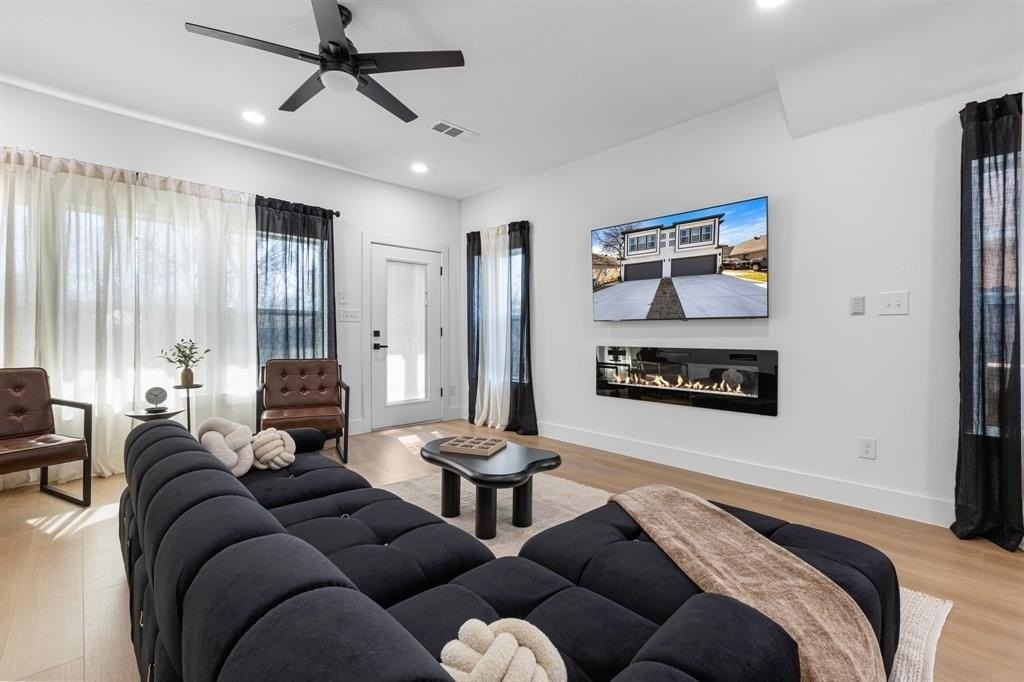 1509 S Barry Ave - Photo 2 of 10