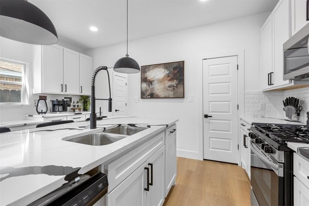 1509 S Barry Ave - Photo 3 of 10