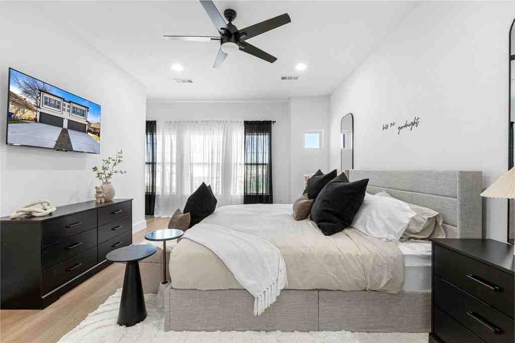 1509 S Barry Ave - Photo 4 of 10