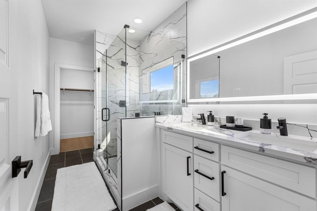 1509 S Barry Ave - Photo 5 of 10