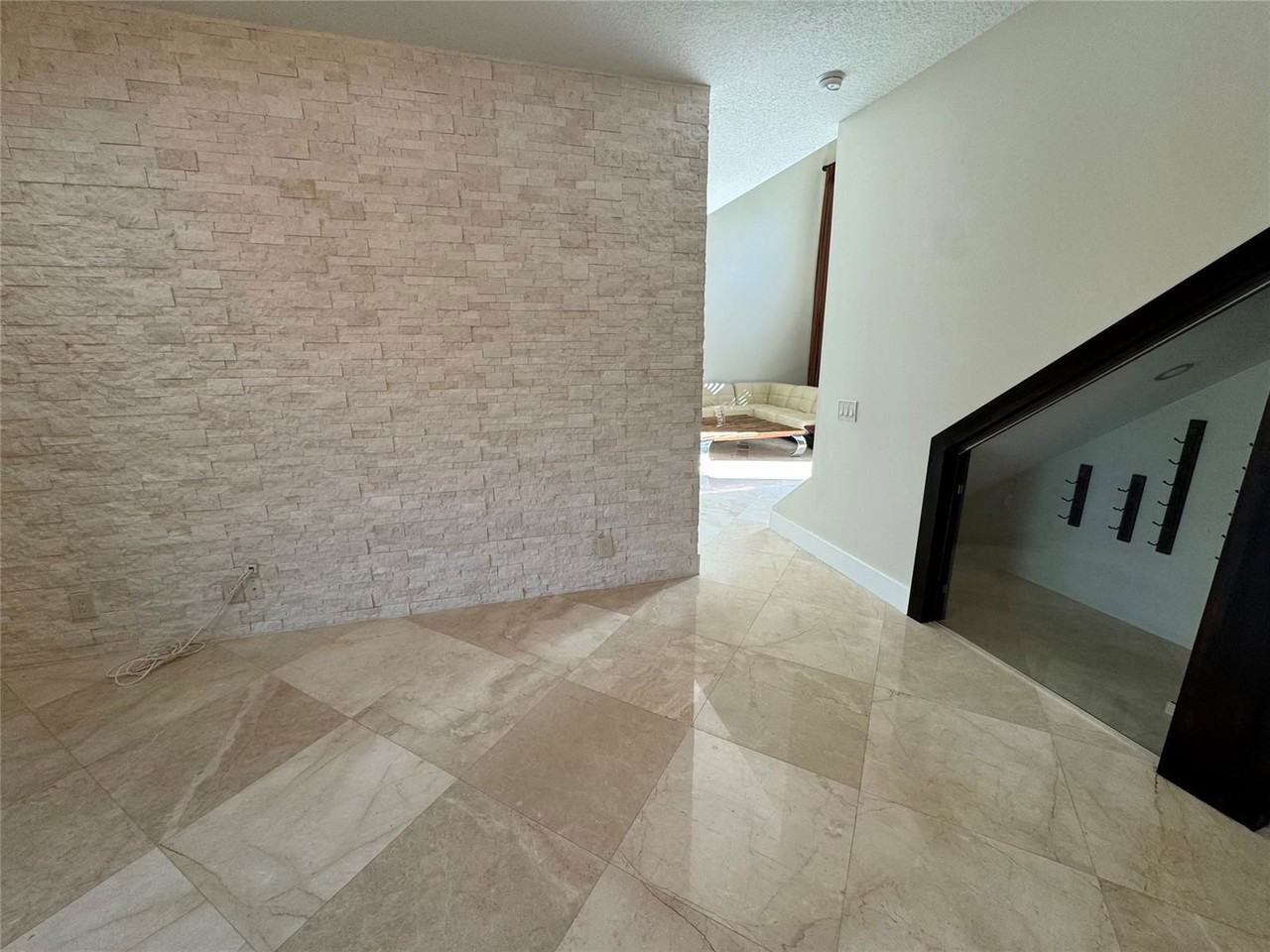 6733 Nw 81st Ct - Photo 4 of 8