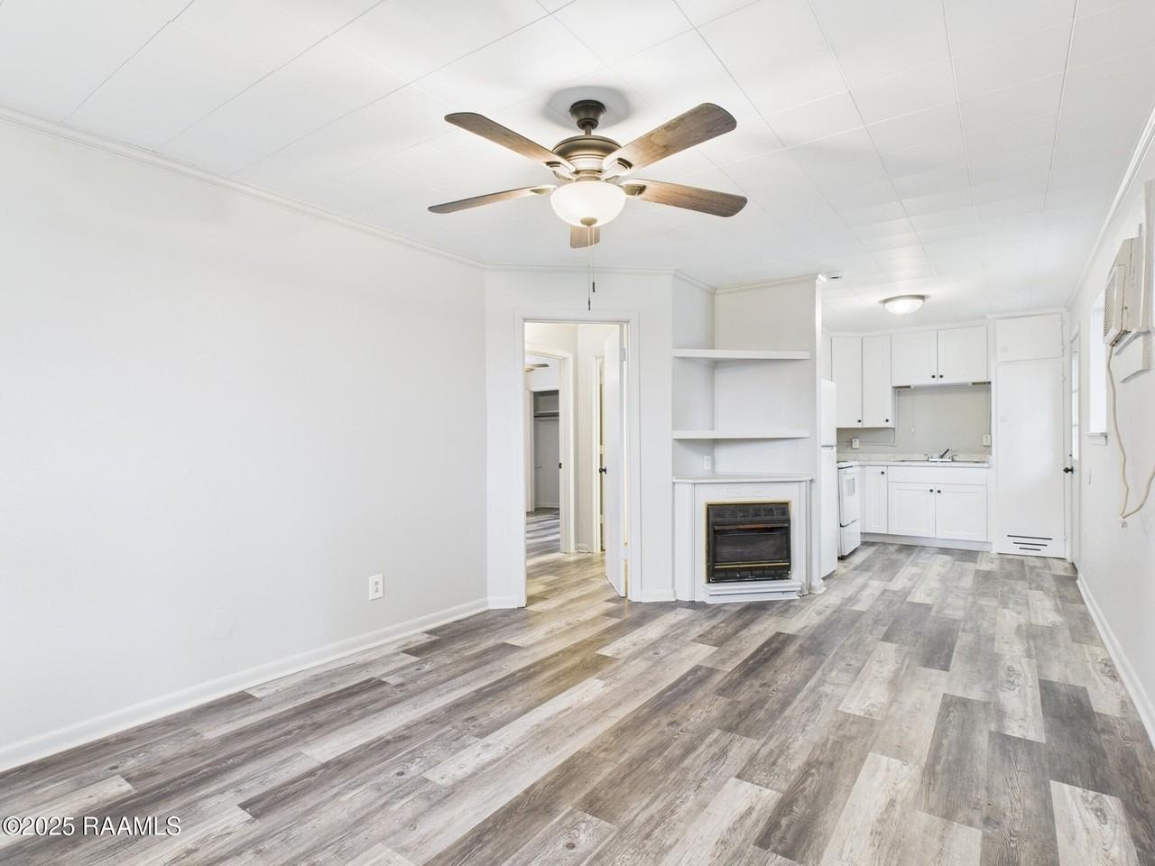 906 Center St - Photo 2 of 11