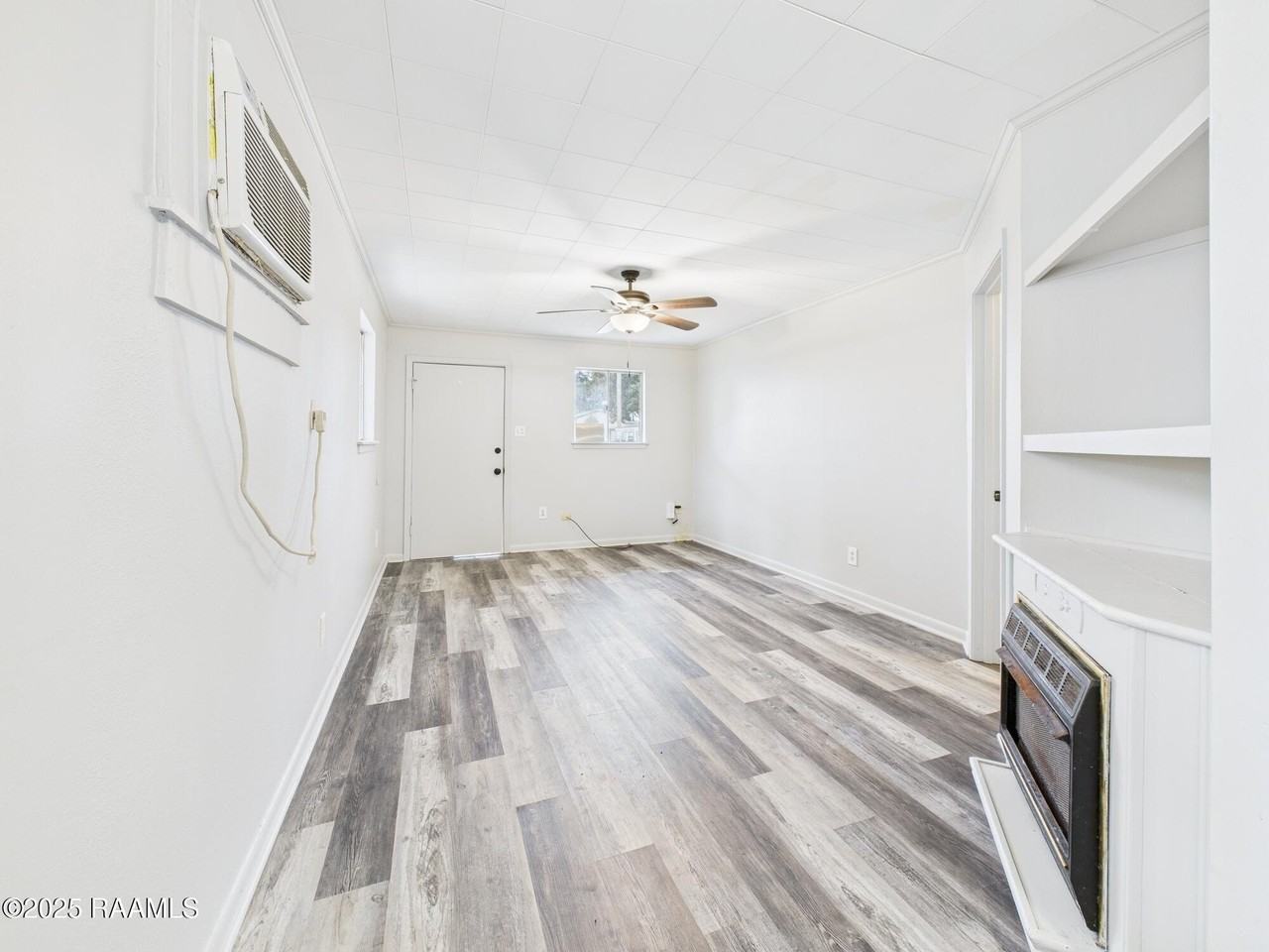 906 Center St - Photo 4 of 11