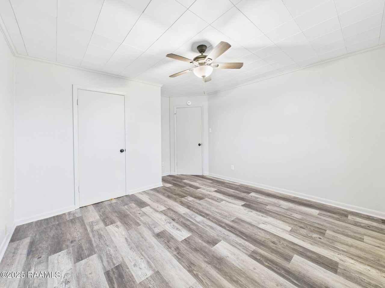 906 Center St - Photo 5 of 11