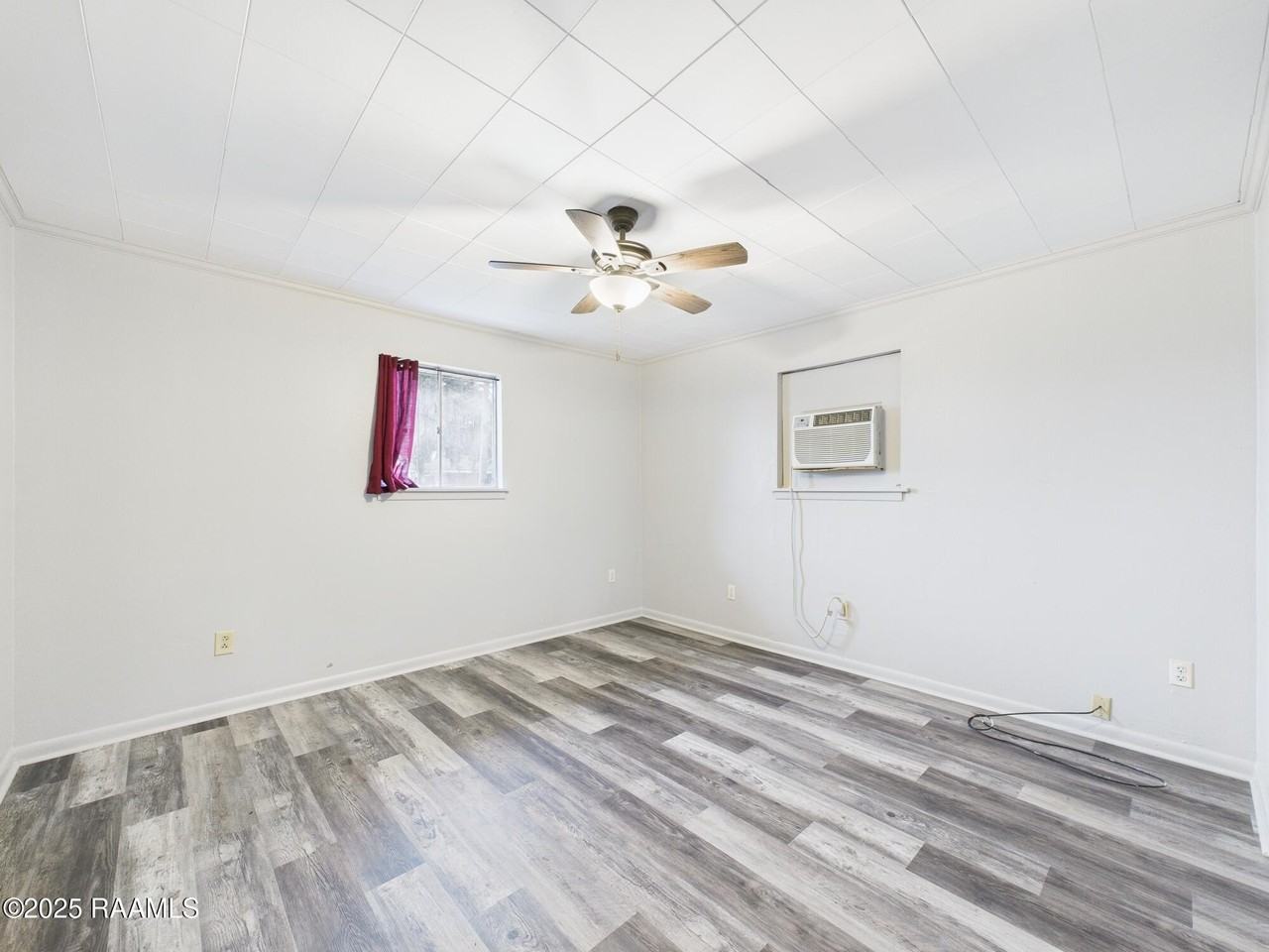 906 Center St - Photo 6 of 11