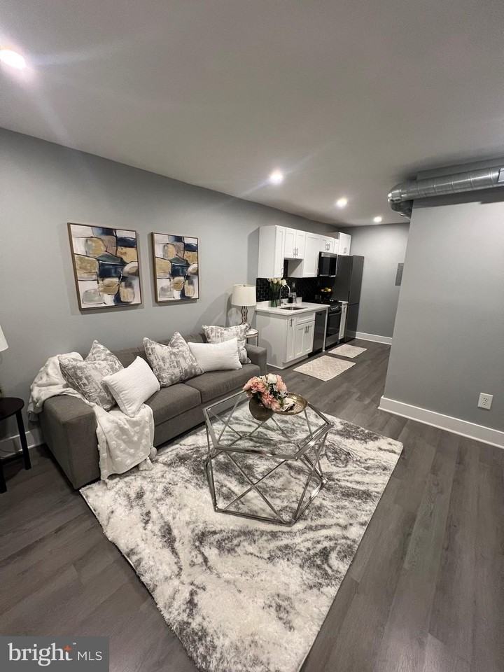 517 7th Street Northeast #2 - Photo 5 of 17