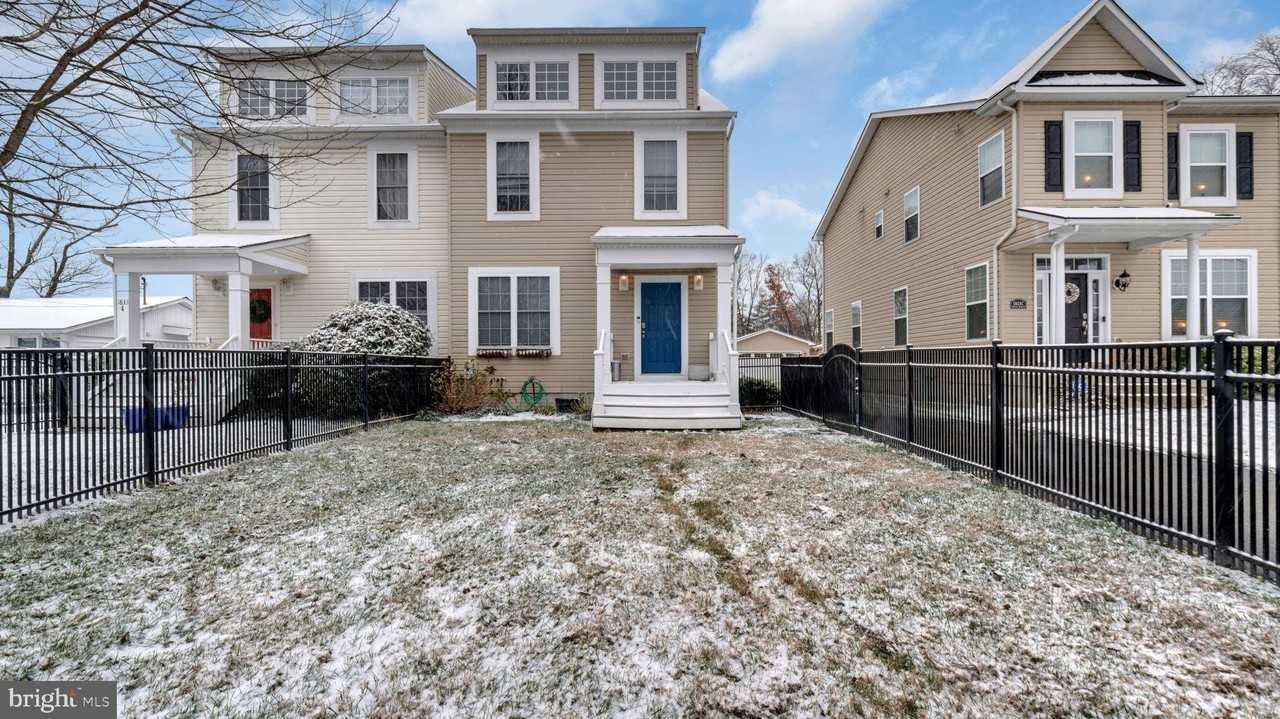 1833 Drew Street - Photo 2 of 40