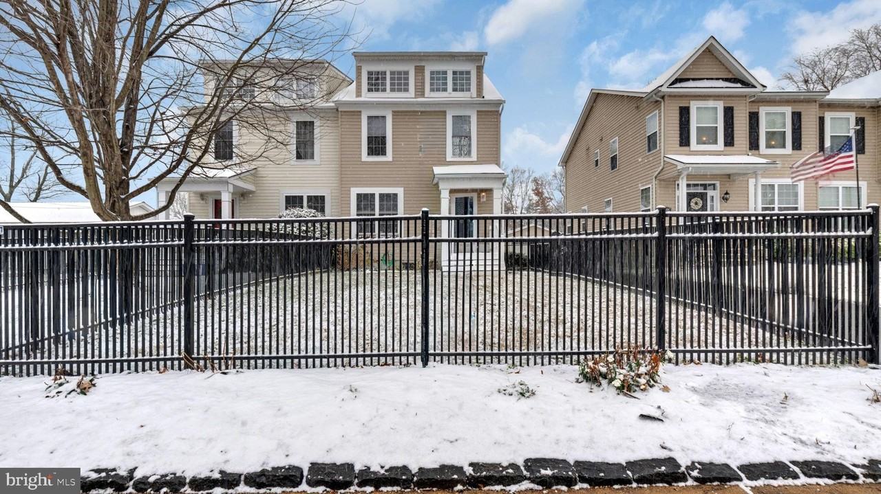 1833 Drew Street - Photo 3 of 40