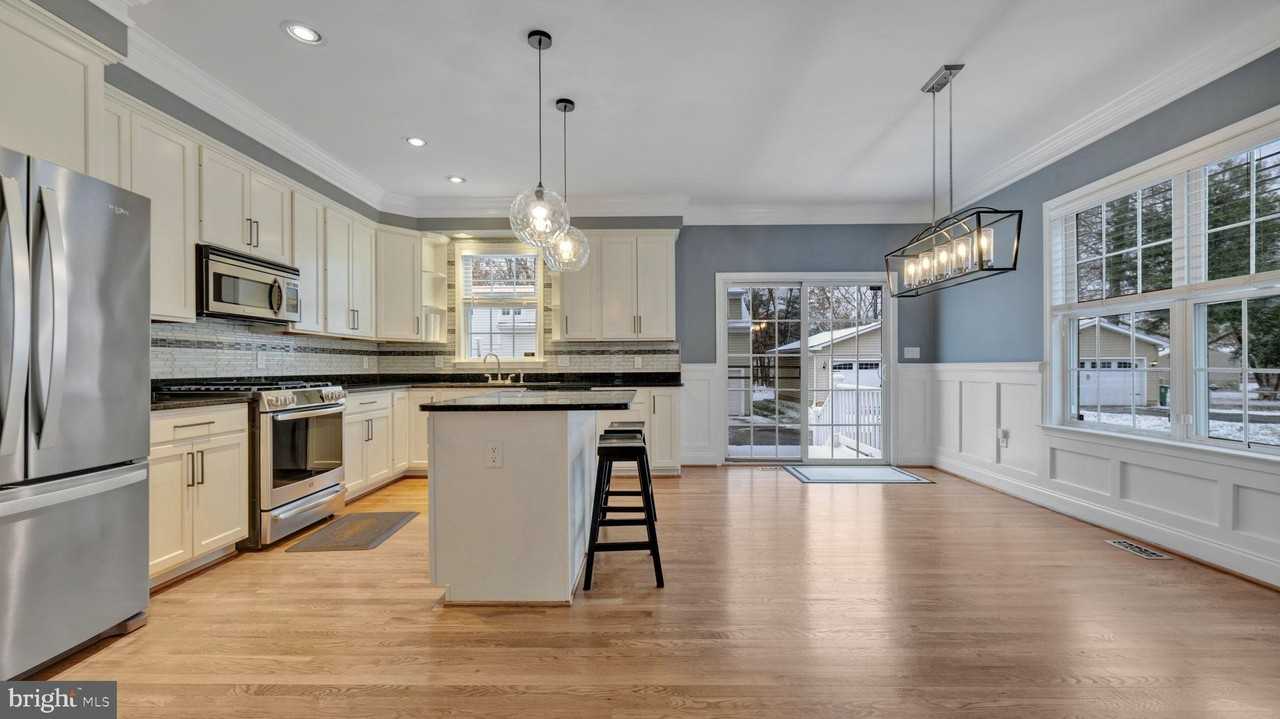 1833 Drew Street - Photo 4 of 40