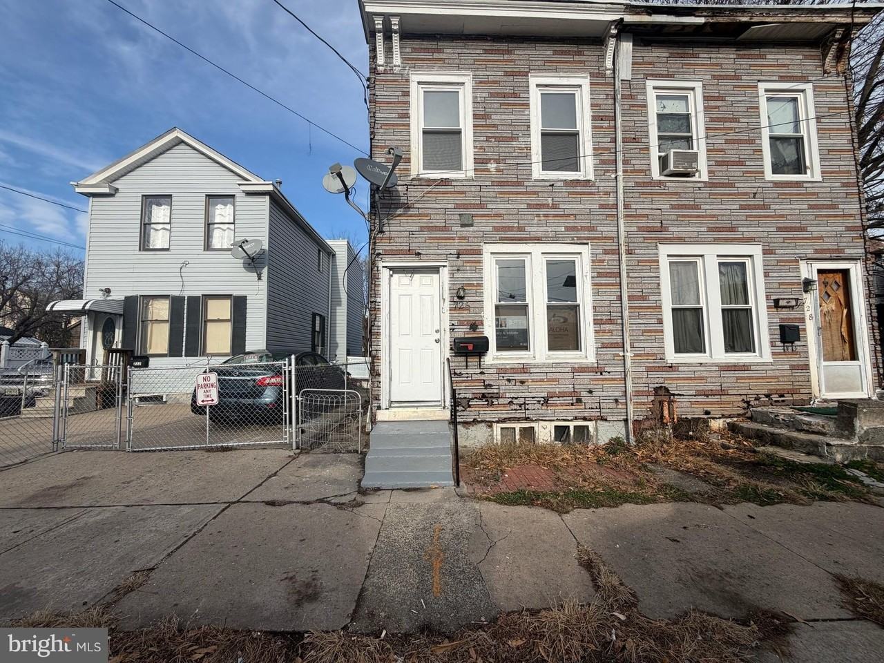 726 Genesee St - Photo 2 of 15