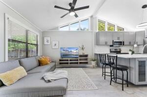 1292 Sw 25th Ave - Photo 4 of 37