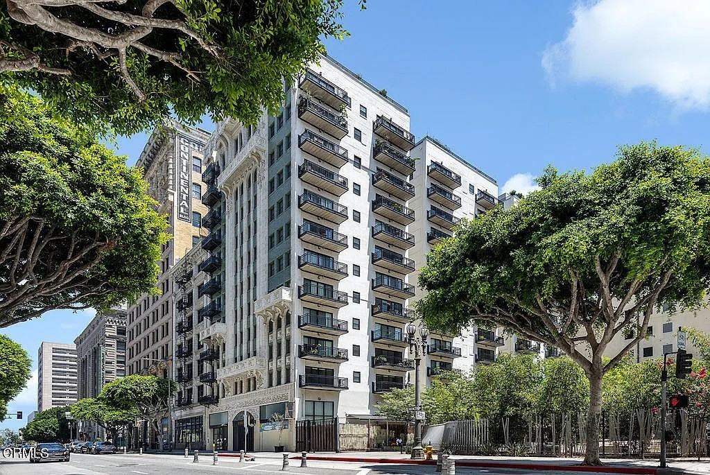 416 S Spring St - Photo 2 of 26