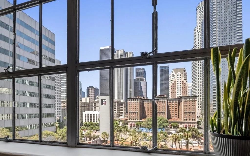 312 W 5Th St - Photo 4 of 34