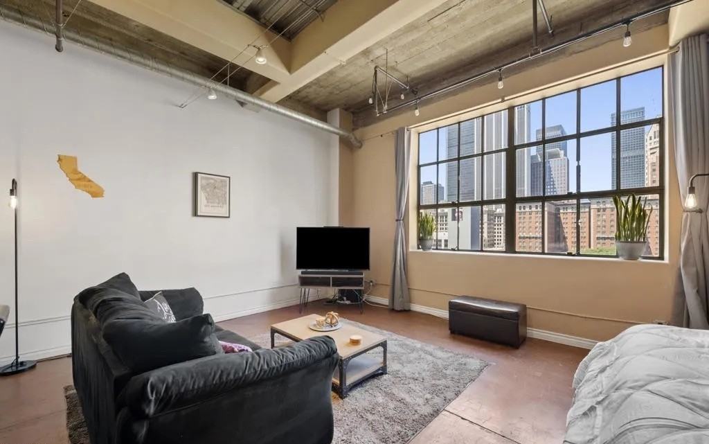 312 W 5Th St - Photo 5 of 34