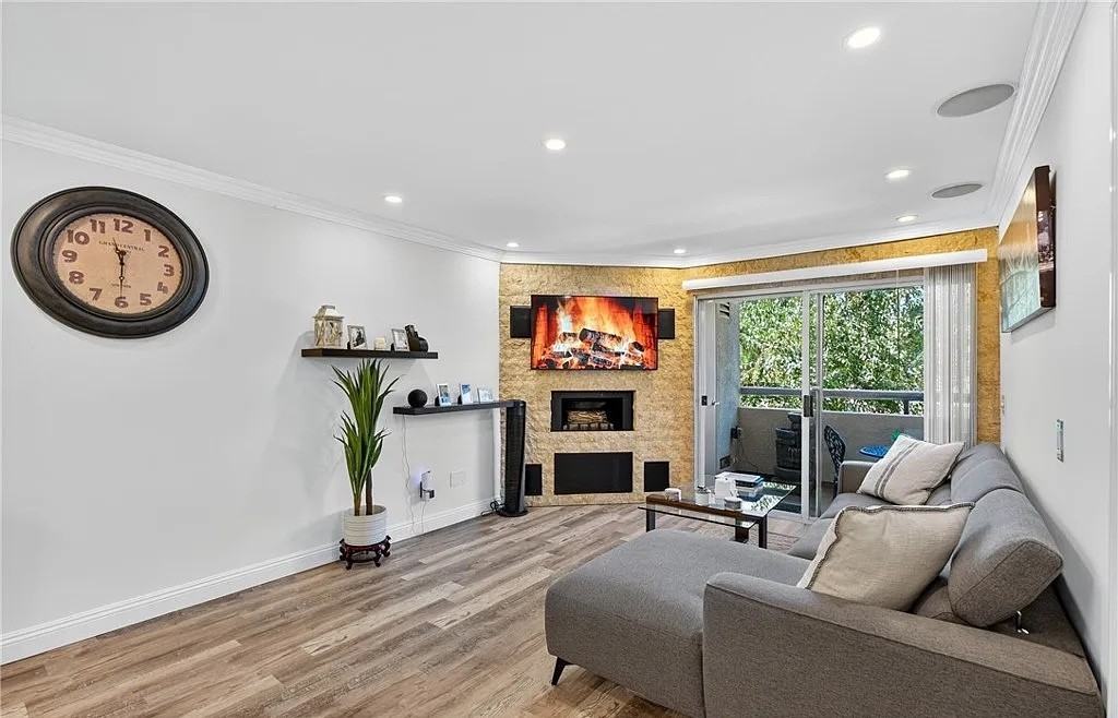 5550 Owensmouth Ave - Photo 2 of 20