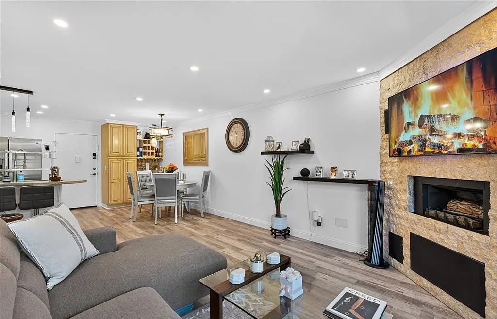 5550 Owensmouth Ave - Photo 4 of 20