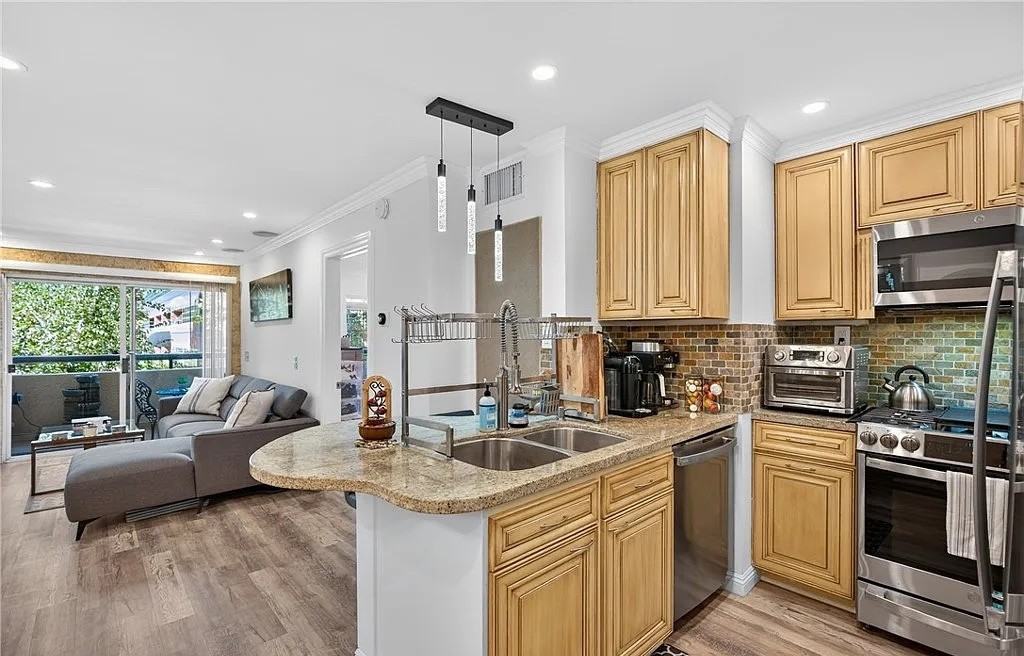 5550 Owensmouth Ave - Photo 5 of 20