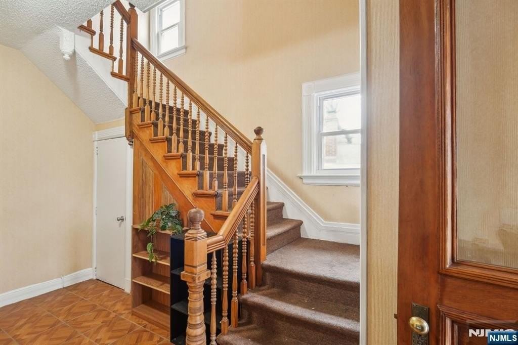 44 Elm St Apt 2nd - Photo 3 of 33