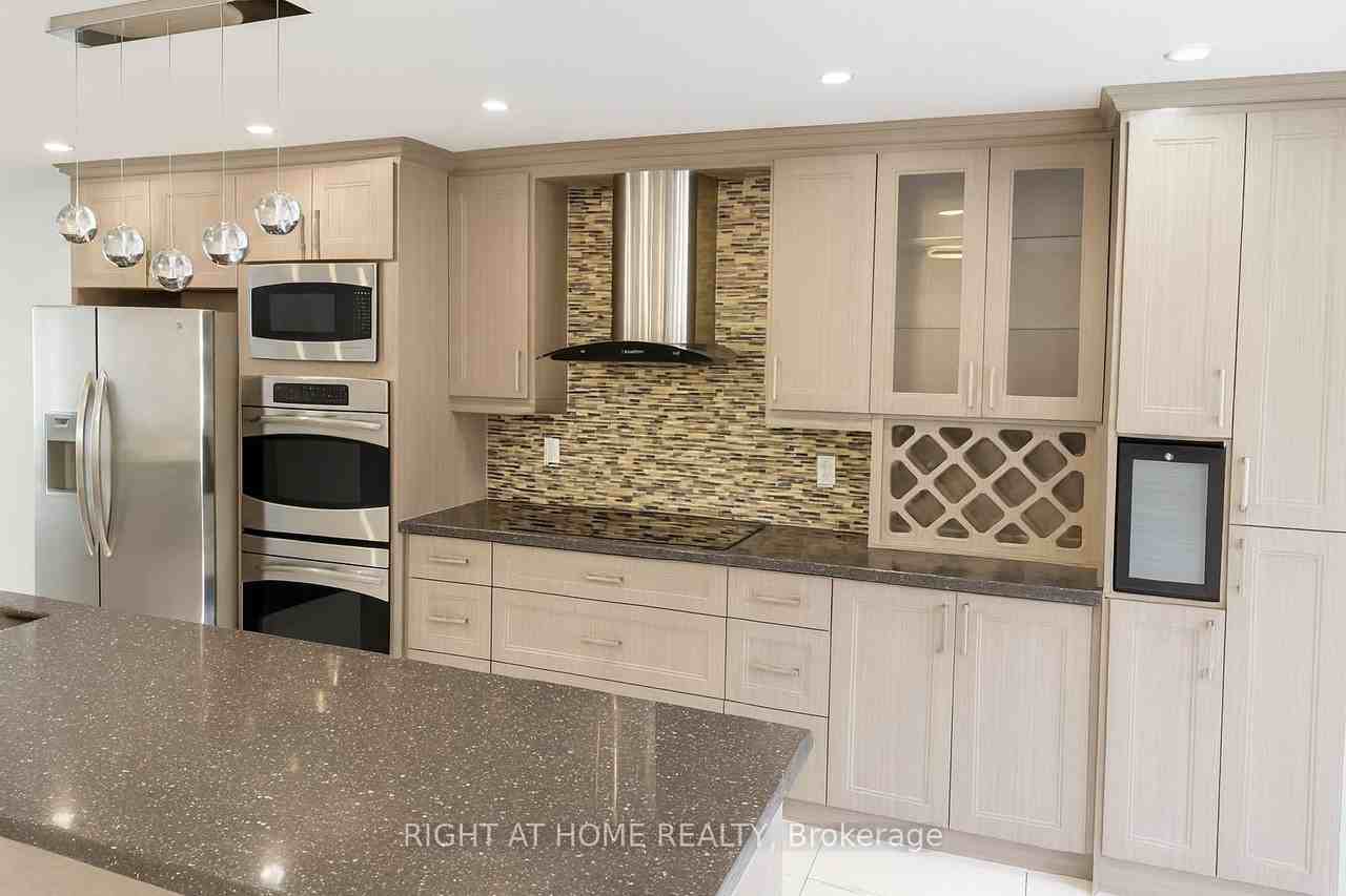 17 Keewatin Avenue - Photo 5 of 16