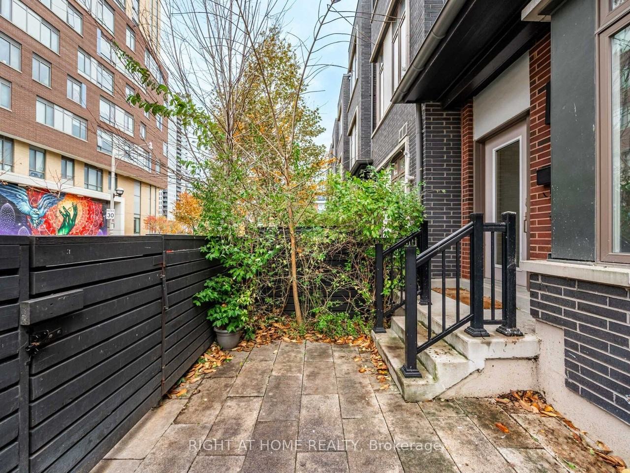 53 Sutton Avenue - Photo 5 of 33