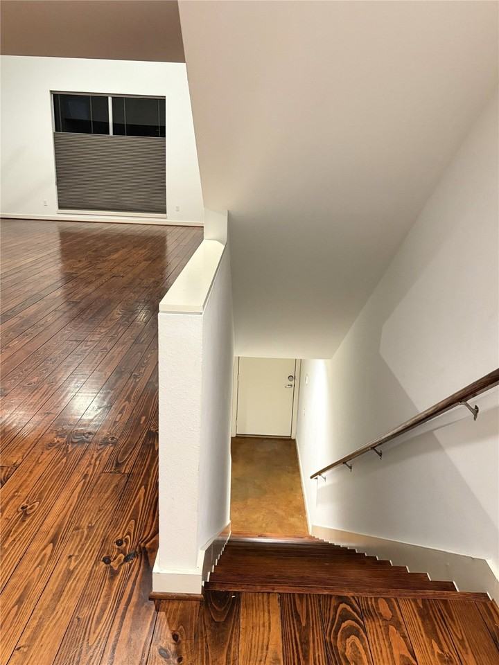 2918 Commerce St #2918 - Photo 5 of 35