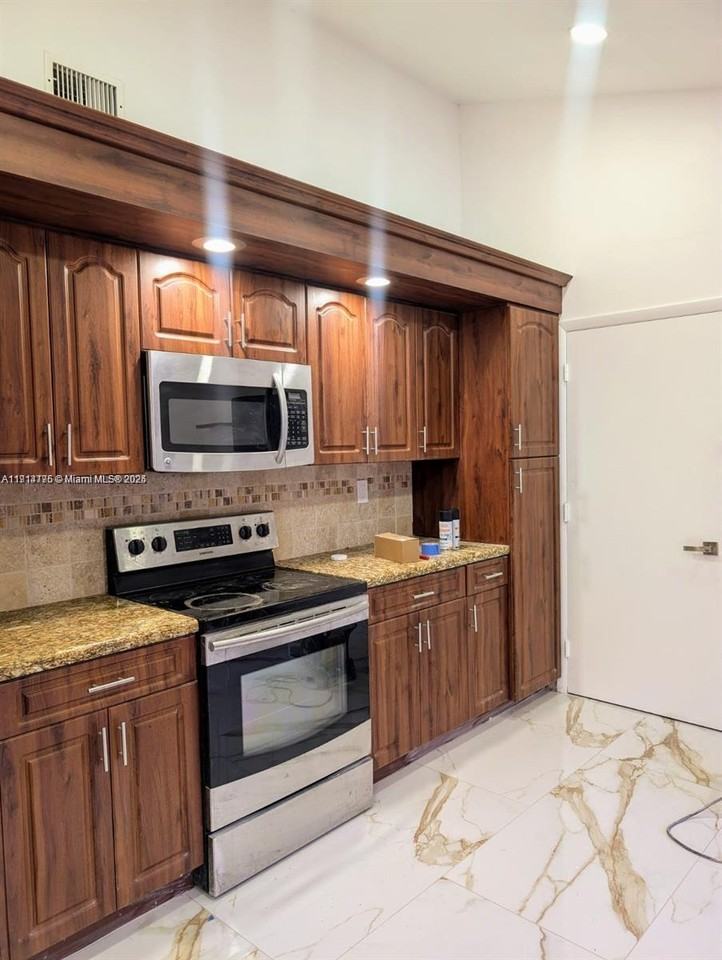 700 Sw 113th Ave #700 - Photo 2 of 27