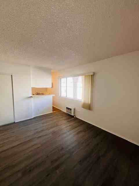 1260 N Beachwood Dr - Photo 4 of 10