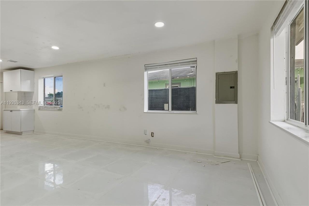 11961 Sw 214th St - Photo 4 of 27