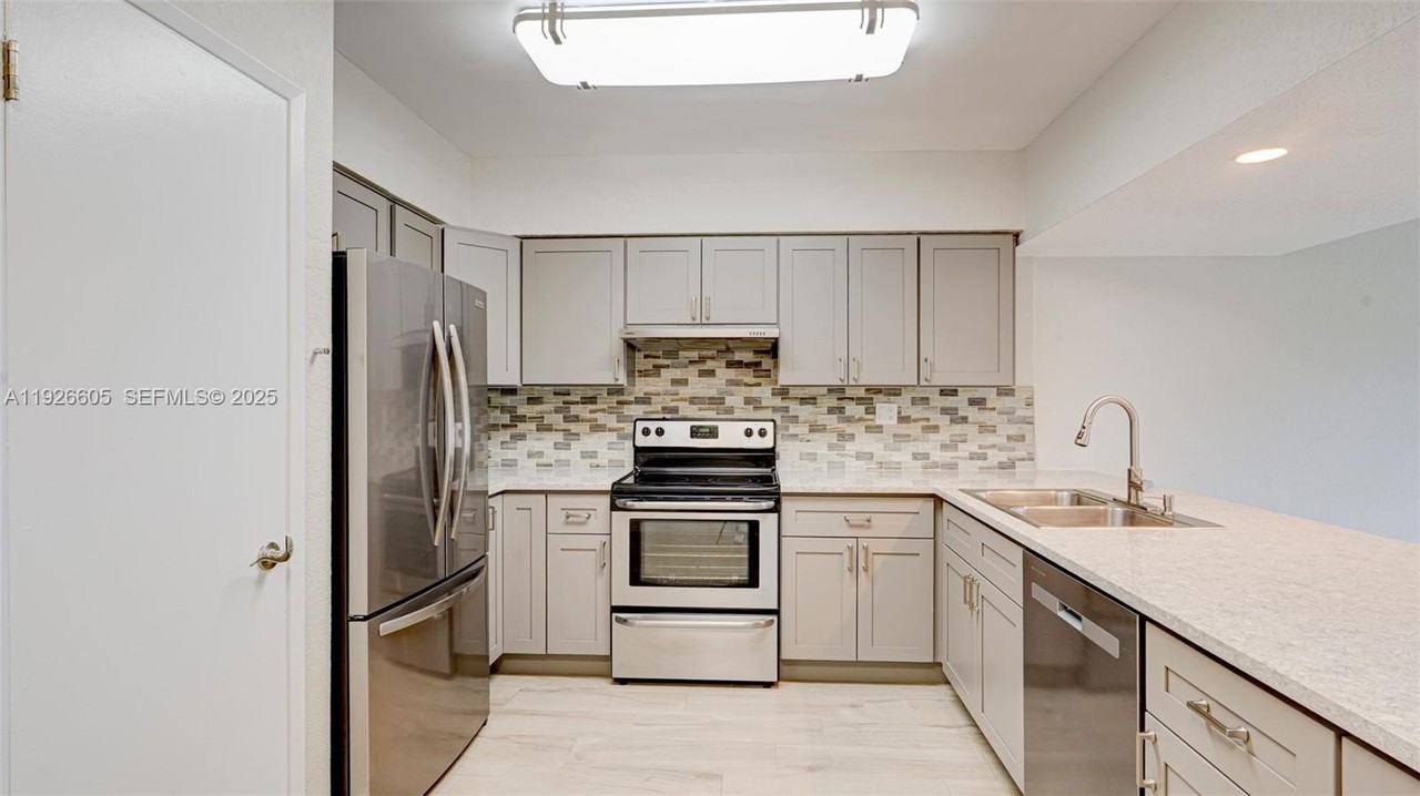 1001 Citrus Isle #1EAST - Photo 6 of 24