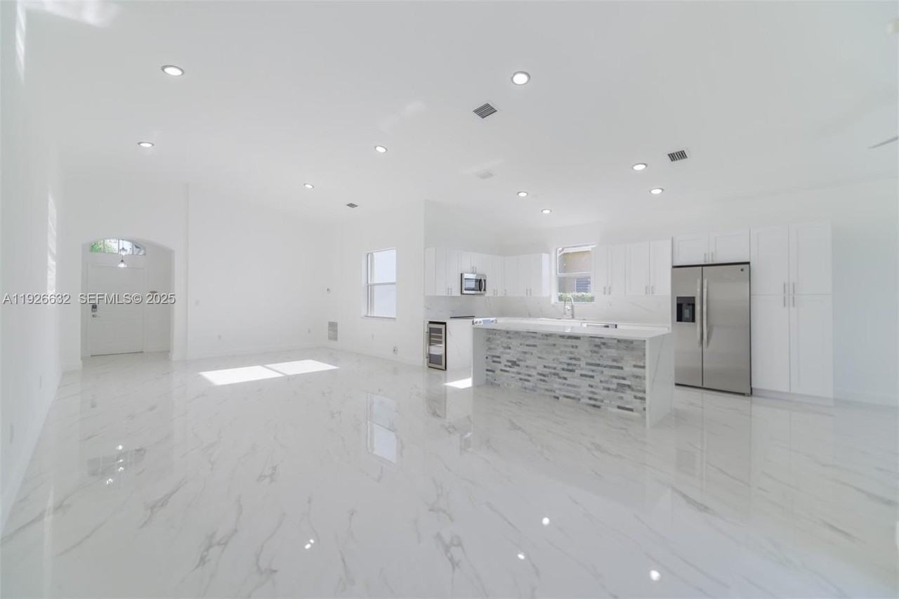 5290 Southwest 134th Avenue - Photo 2 of 44