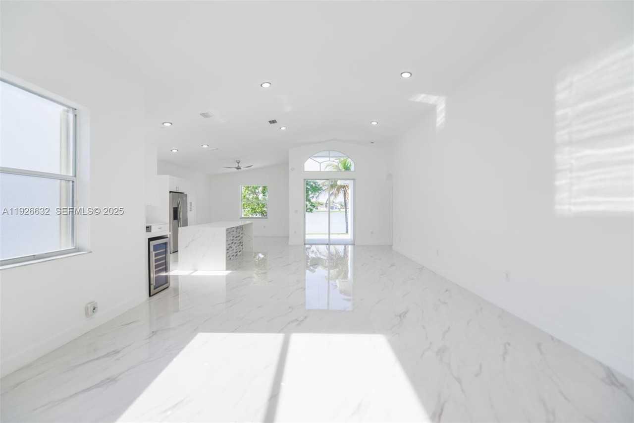 5290 Southwest 134th Avenue - Photo 4 of 44