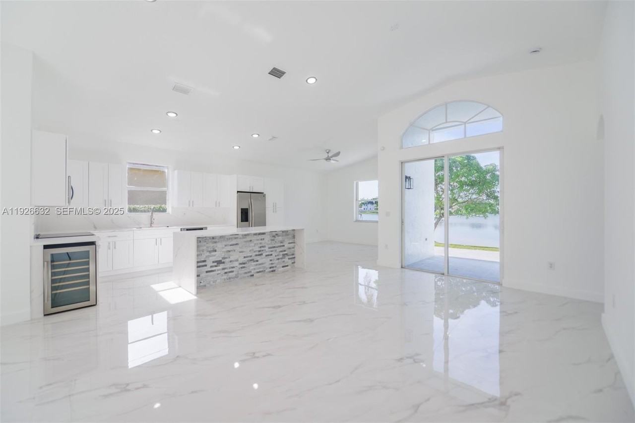 5290 Southwest 134th Avenue - Photo 5 of 44