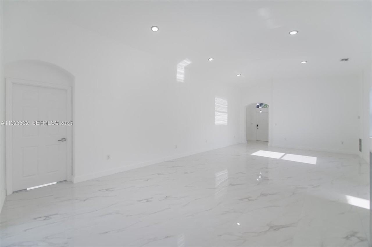 5290 Southwest 134th Avenue - Photo 6 of 44