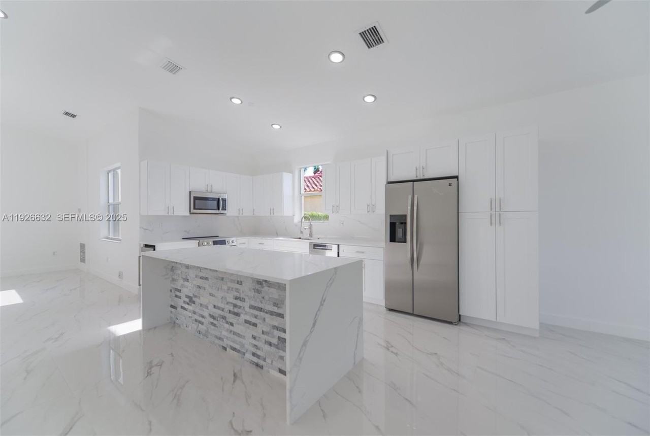 5290 Southwest 134th Avenue - Photo 7 of 44