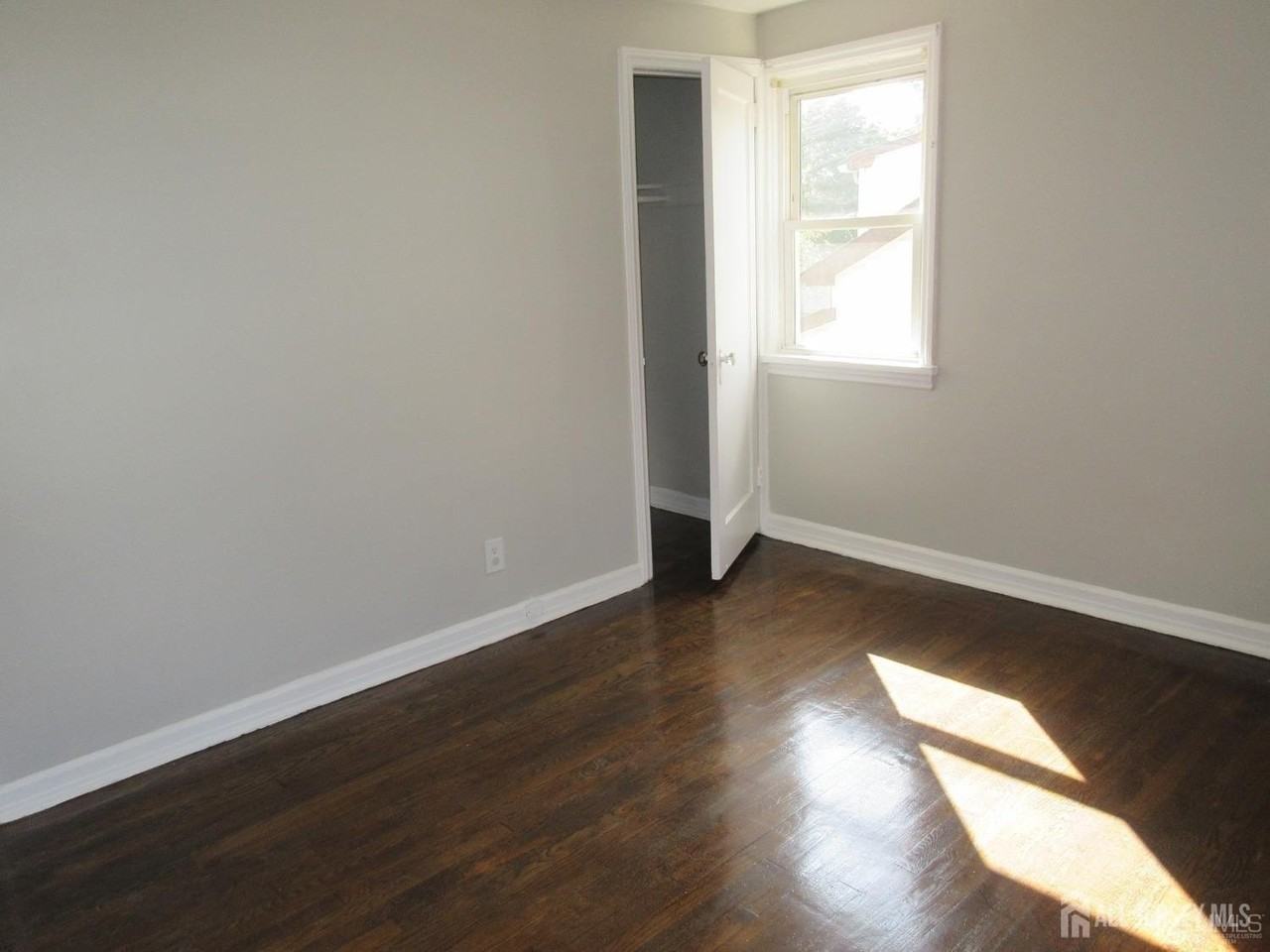 815 2nd St #B - Photo 3 of 13