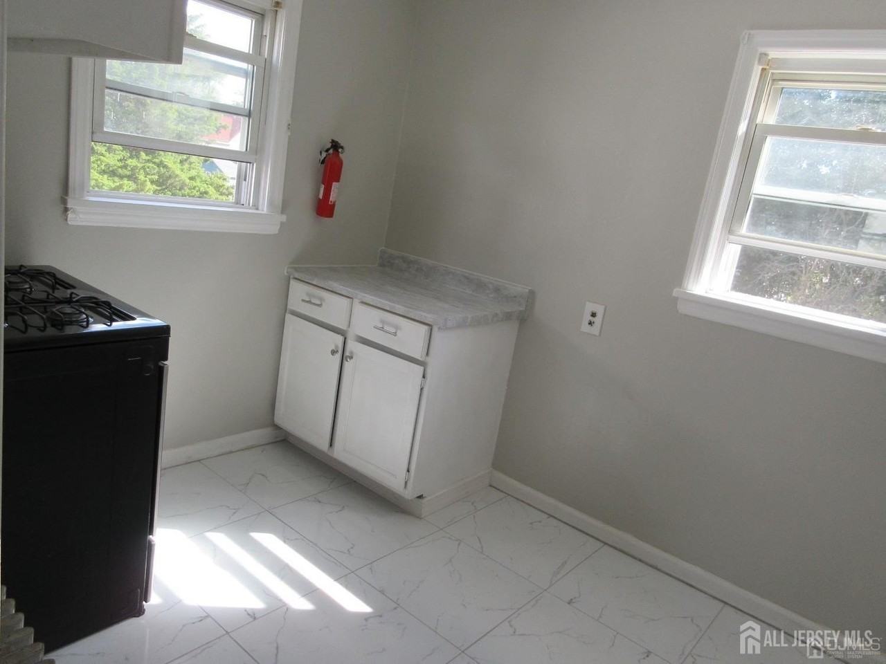 815 2nd St #B - Photo 6 of 13