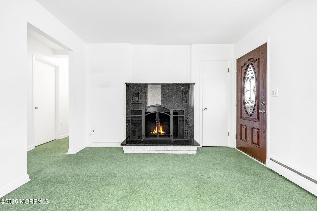 488 Monmouth Rd - Photo 5 of 41