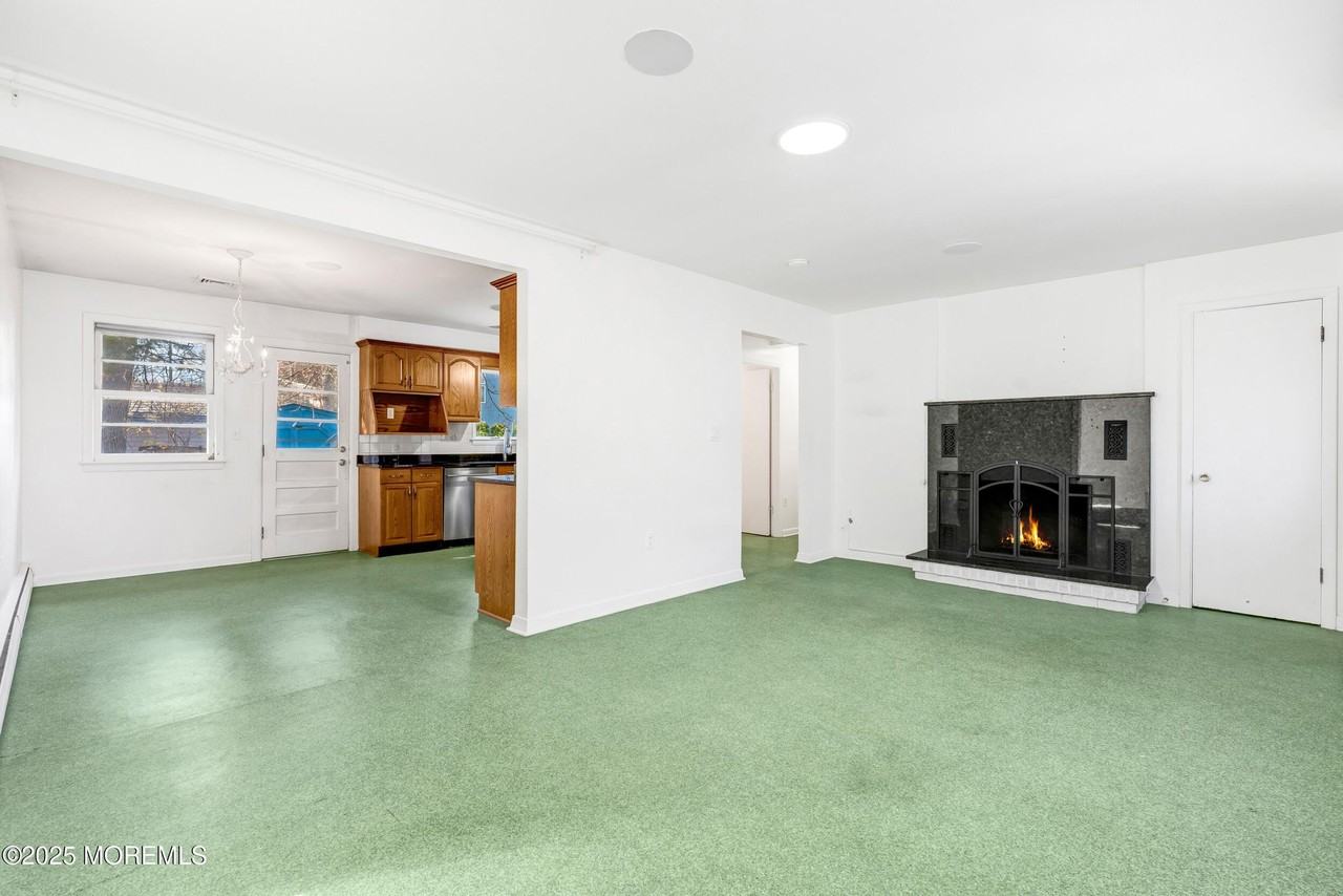 488 Monmouth Rd - Photo 6 of 41