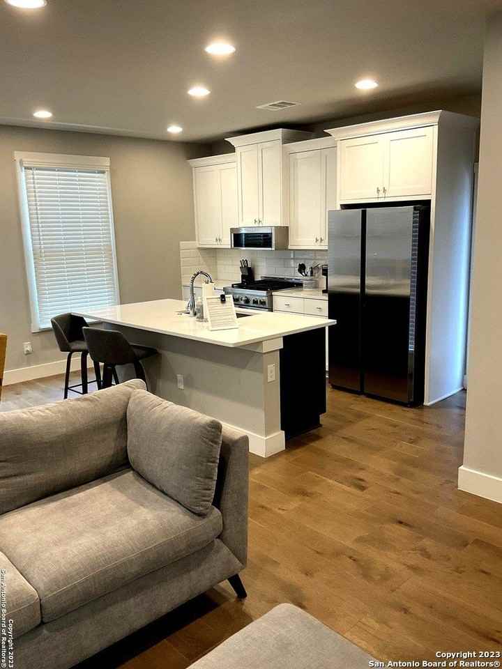 311 West Evergreen Street - Photo 4 of 10