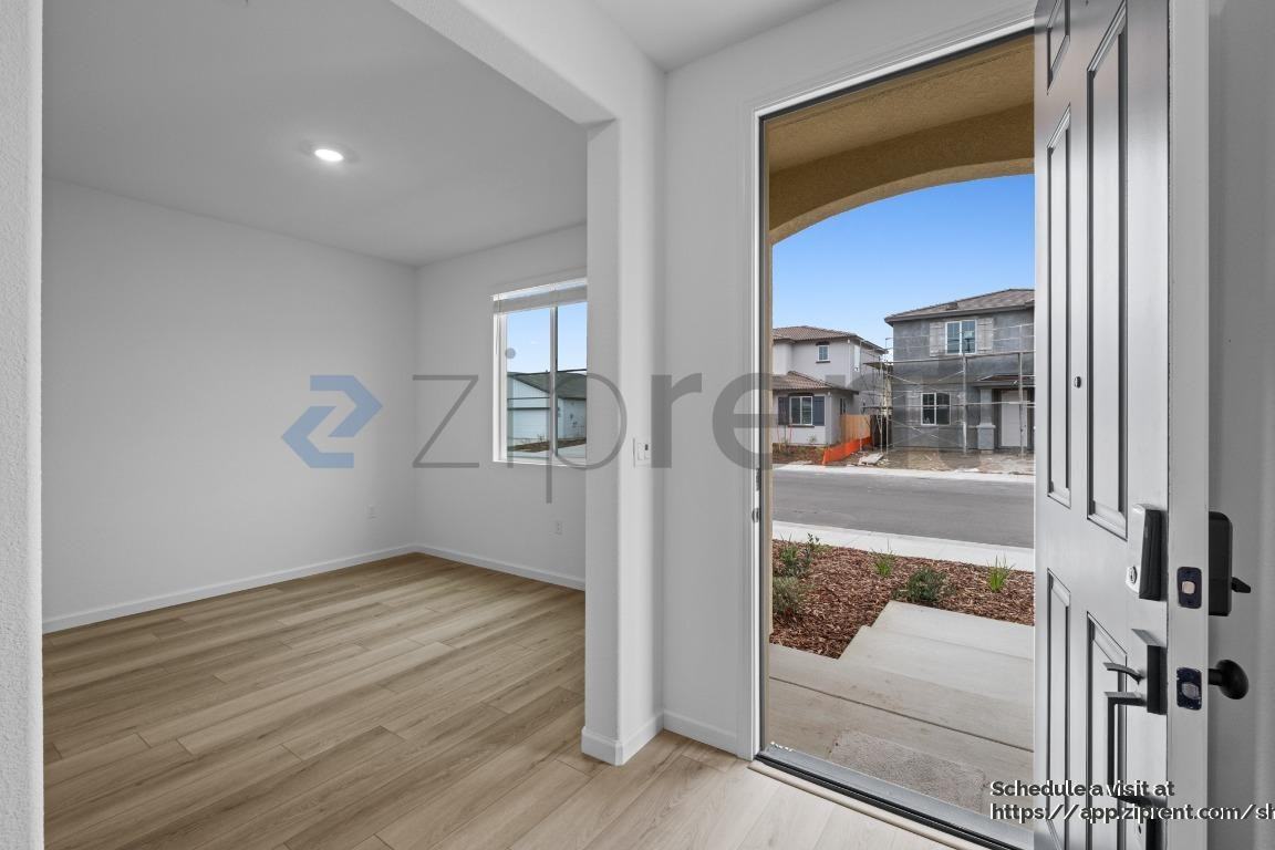 2494 Zellerbach St - Photo 6 of 24