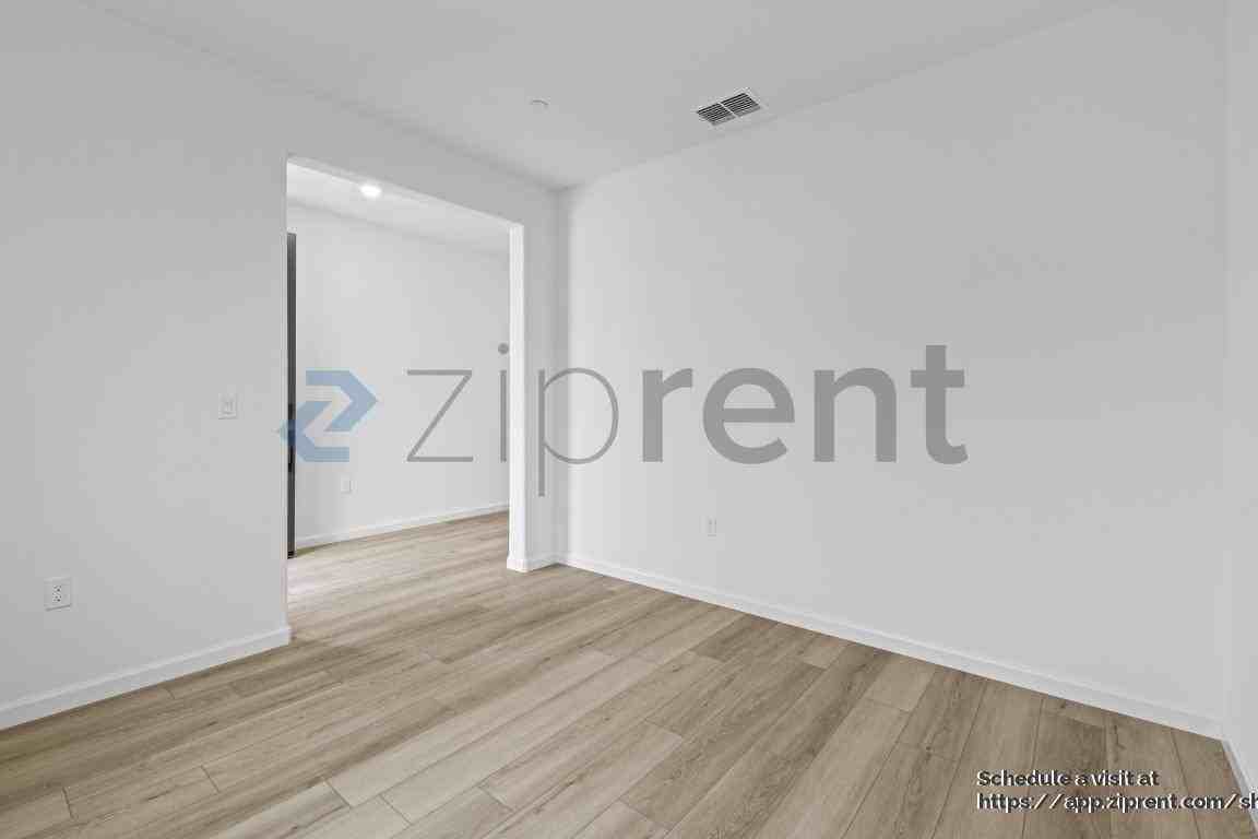 2494 Zellerbach St - Photo 7 of 24